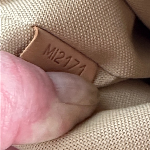 Louis Vuitton Damier Azur Syracuse MM white 
Date codes MI 2171
12” x 9” x 4” - Picture 16 of 16